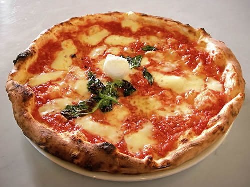 Pizza made in italy, napoletana, margherita
